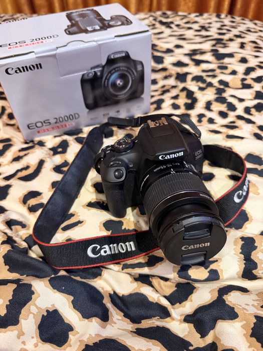 Kit Aparat Foto Canon EOS 2000D
