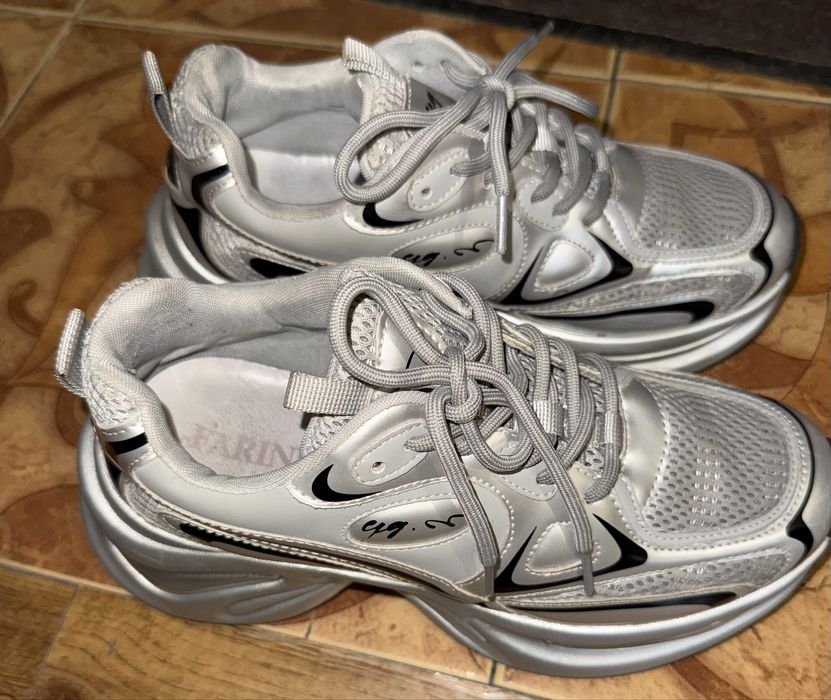 Женские кроссовки