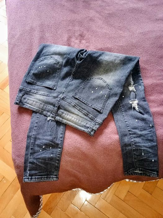 Blugi rupti, model stropi albi de vopsea, marime 14 ani