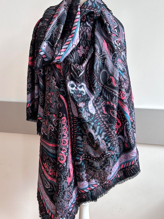 Разкошен голям нежен шал в розово лилави нюанси