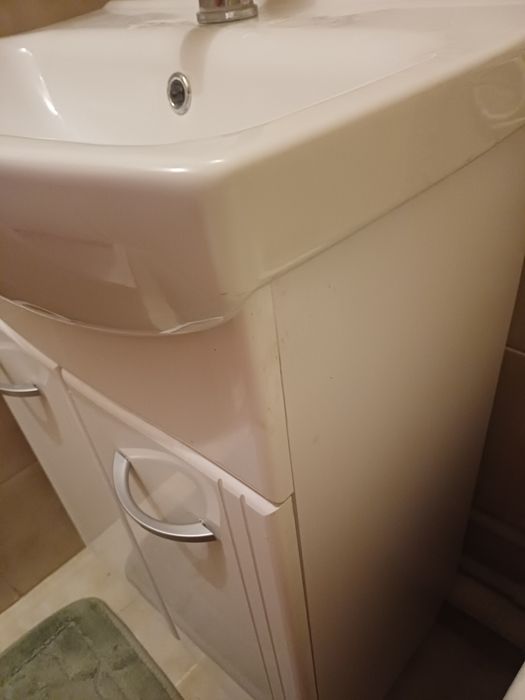 Раковина с тумбой.