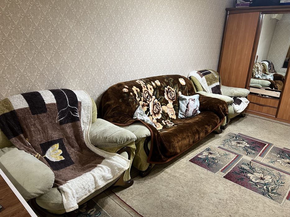 Продам диван и 2 кресла б/у, цена договорная