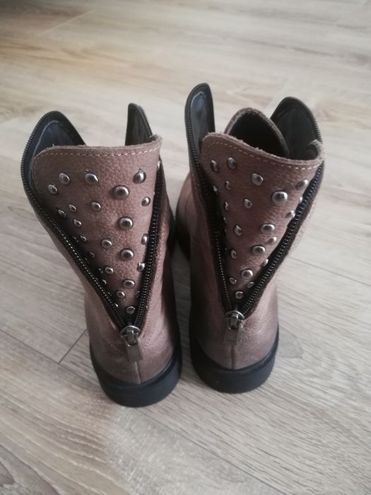 Vand ghete din piele naturala, marimea 36, pret 80 lei