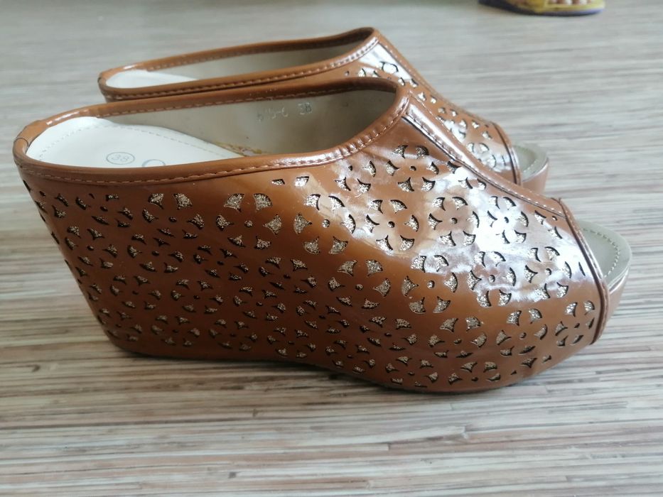 Продам женскую обувь.