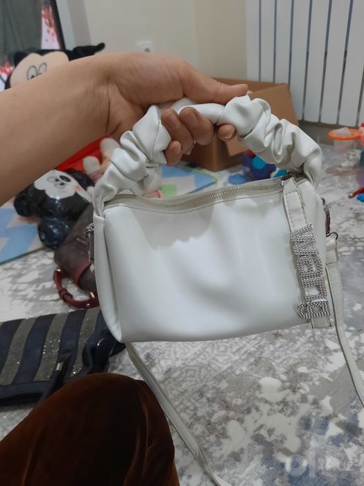 Ayollar sumkasi oq