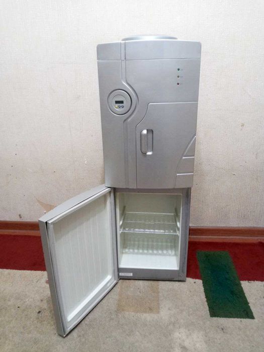 Кулер для горячий и холодный воды отличном рабочим сосотоянии!