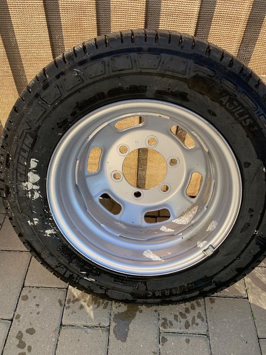 Anvelopă Michelin 195/75 R16C dot August 2024 cu jantă.