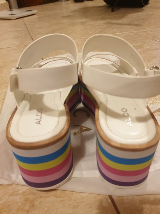 Sandale cu platformă