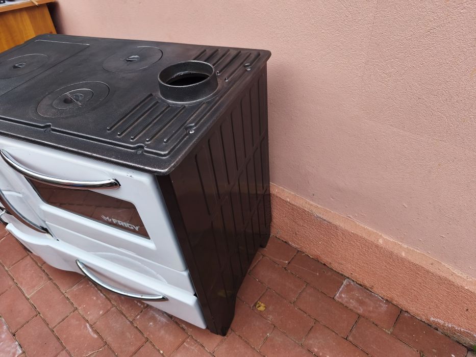 Sobă de gătit 7kw, plită fontă,lemne,3 ochiuri, cuptor mare,focar mare,stare foarte bună, puțin utilizată
