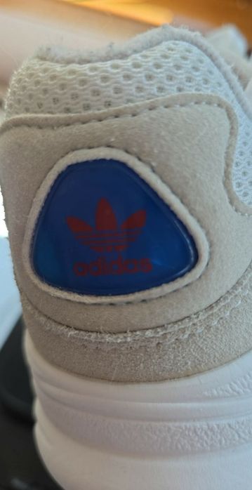Продавам момичешки маратонки  Adidas