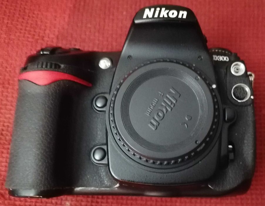 Aparat foto Body Nikon D300 + grip, incarcator. Stare foarte buna
