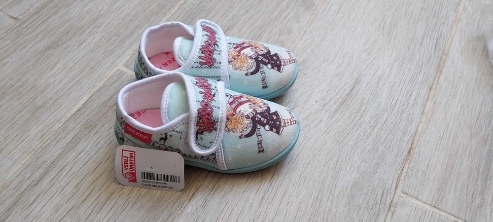Нови детски пантофи