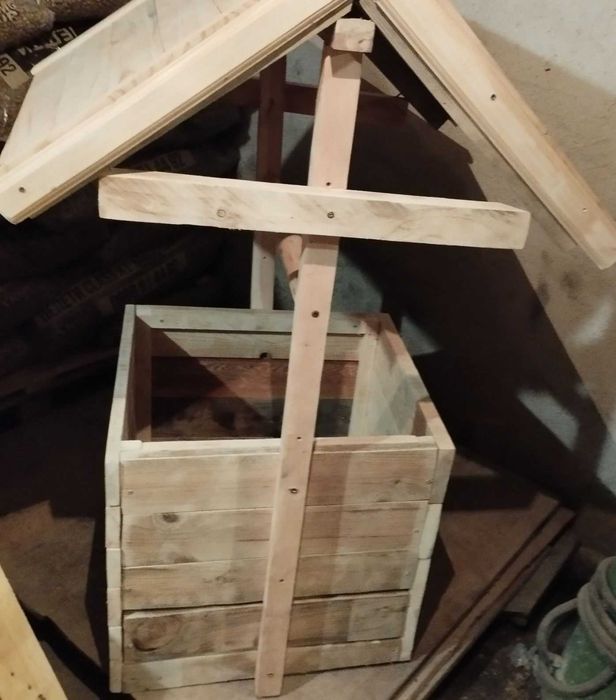 Продавам ръчно изработени кашпи, ръчни колиички, бунари и др.