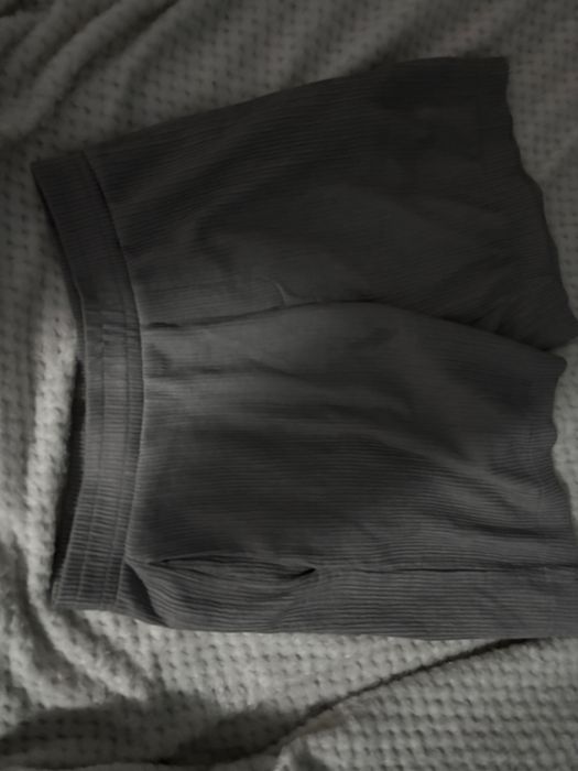 Pantaloni scrti zara