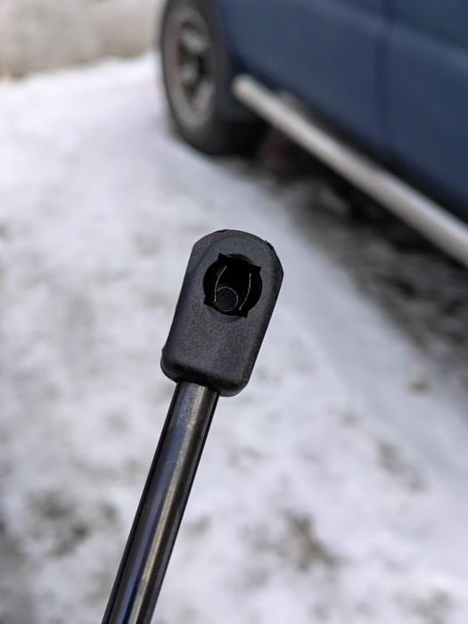 Продам газовые упоры капота