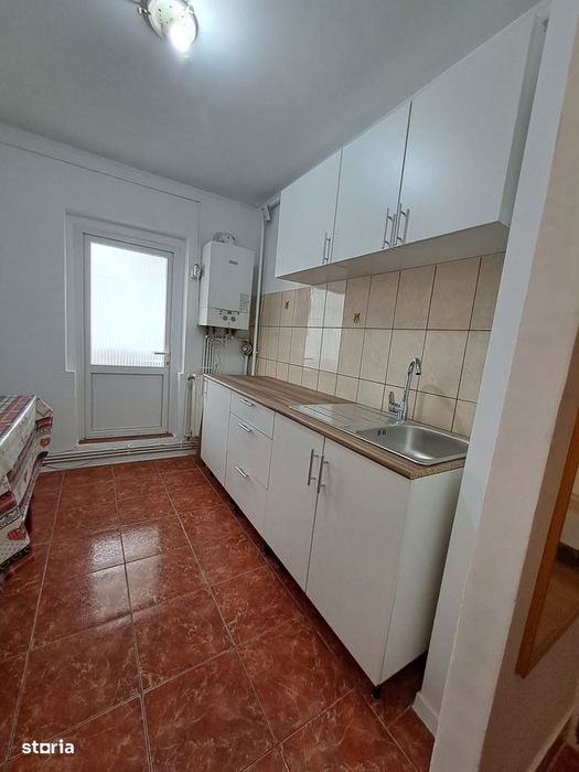Vând apartament 2 camere, etaj 2,cu 2 balcoane, mobilat
