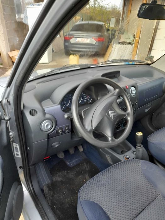 Masina este estetic super mici defecte