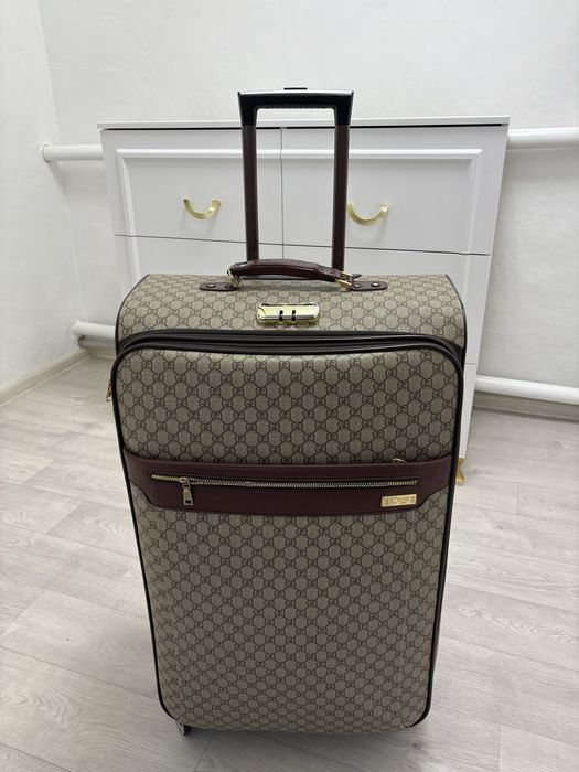 Продам чемодан в отличном качестве