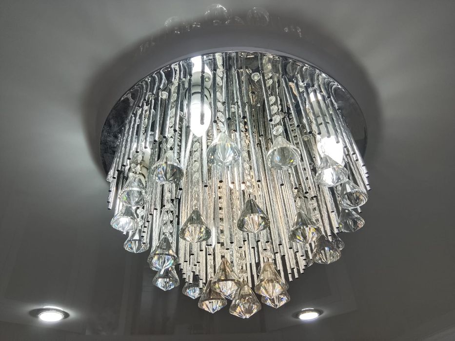 Люстра в нормальном состоянии.