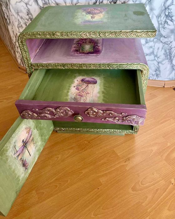 Ръчно декорирано нощно шкафче от дърво