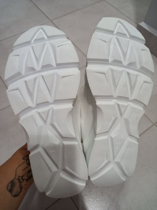 Чисто нови мъжки спортни обувки от естествена кожа.