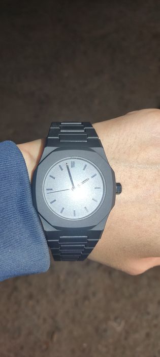часы наручные электронные с подсветкой и кварцевые