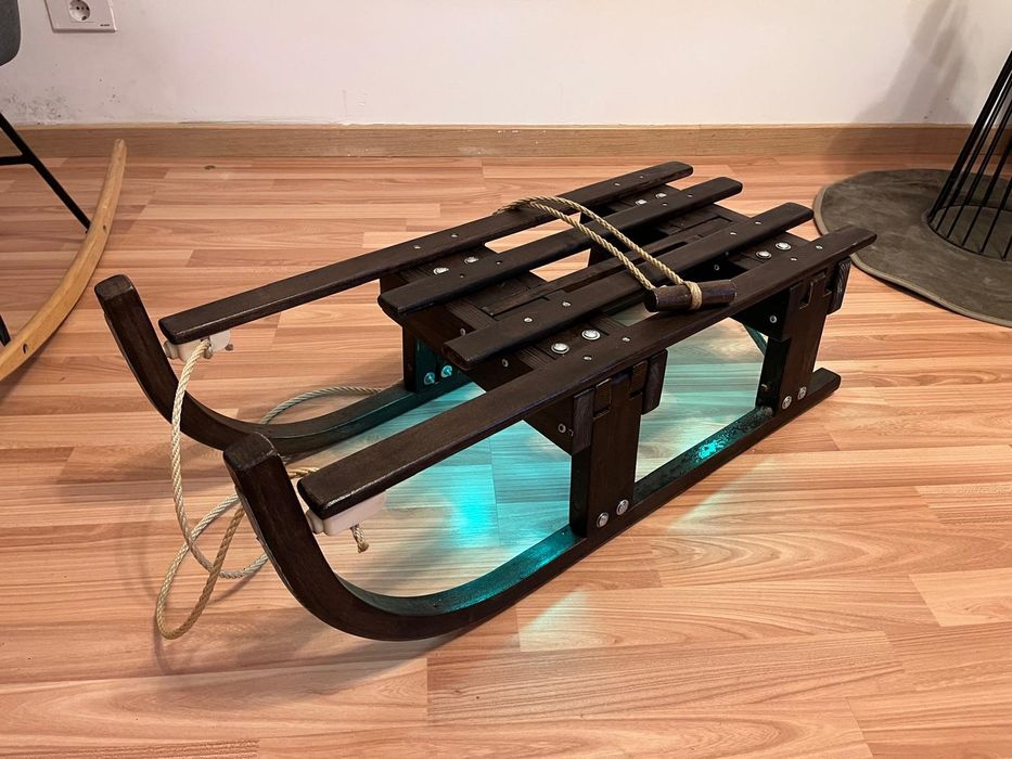 Sanie RGB din lemn si metal cu lumini LED