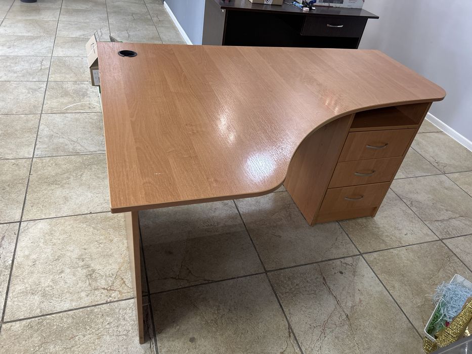 Продаем стол б/у