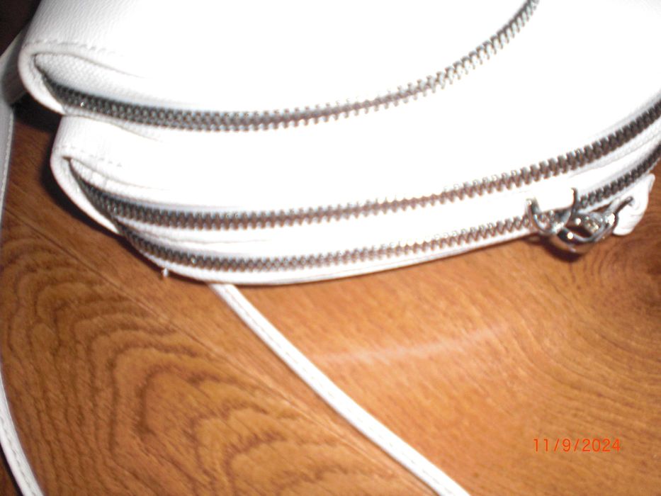 бяла кожена чанта