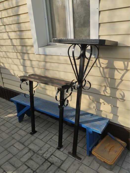 Поминальный стол и лавочка