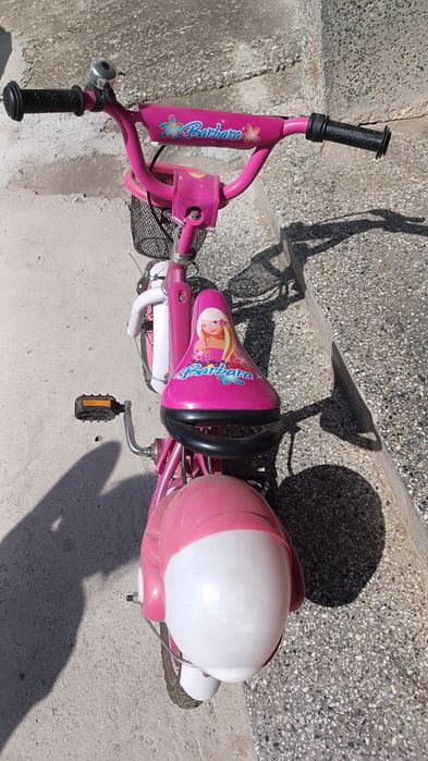 велосипед за момиченце има и помощни колела