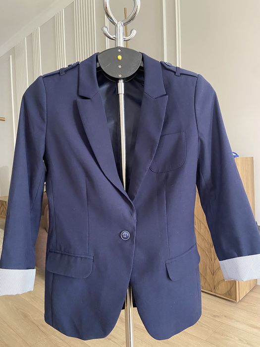 Школьный жакет для девочки в отличном состоянии!