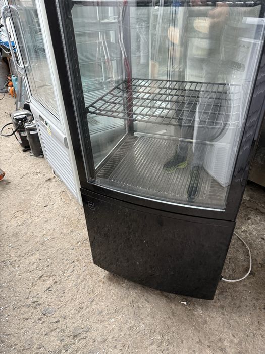 Сладкарска витрина