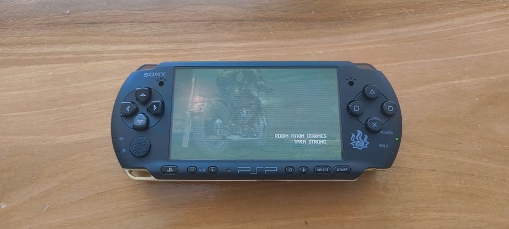 Vând psp 3000 series Monster Hunter Limited Edition  modat