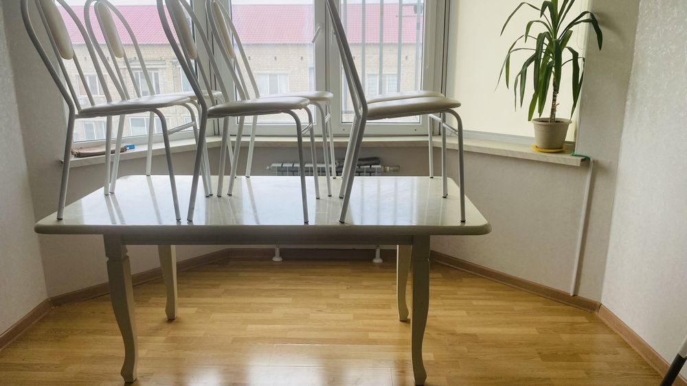 Стол и стулья.