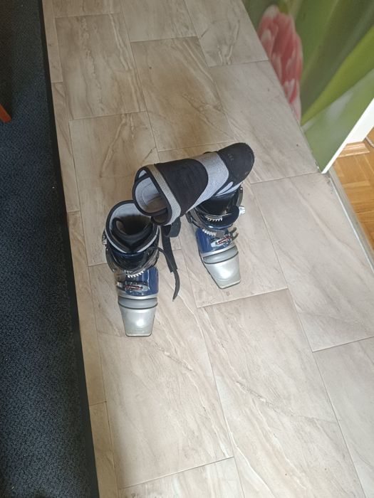 Ски обувки с чорапи