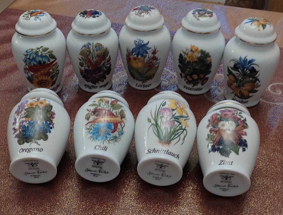 Пълен комплект  24 порцеланови съда за подправки с оригинална етажерка