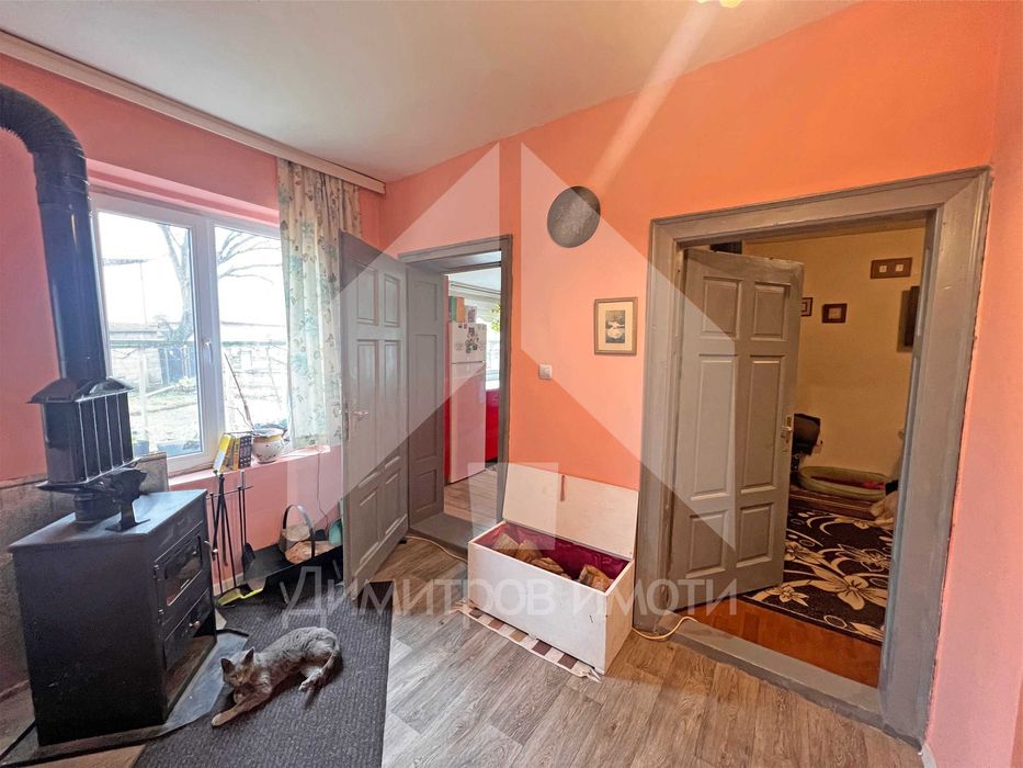 Продава еднофамилна, реновирана къща със 762 кв.м. двор в гр. Плиска.