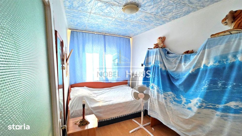 Apartament 3 camere, decomandat, etajul 4, zona Gura Leului