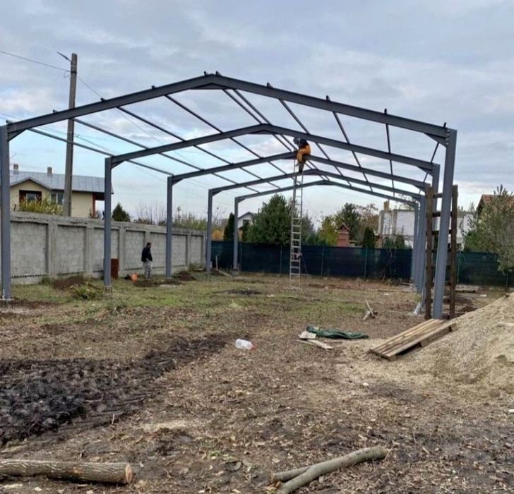 Hală metalică de vânzare, dimensiuni 10x15x4m. Structură solidă și rezistentă, potrivită pentru diverse utilizări, cum ar fi depozitare, producție sau