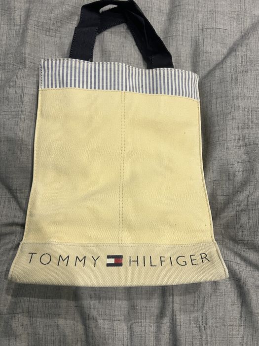 Малка чантичка,,Tommy Hilfiger”