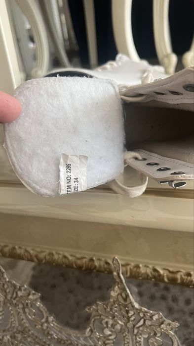 Продам коньки 34 размера белого цвета