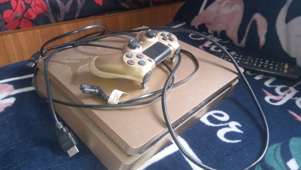 Vând PS4 Gold Edition modabil