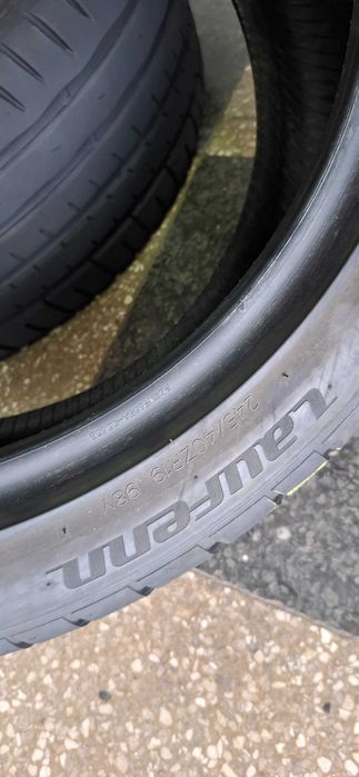 2бр. 245/40/19 Laufenn 6.3mm грайфер, дот 22г. Предлагаме монтаж--
