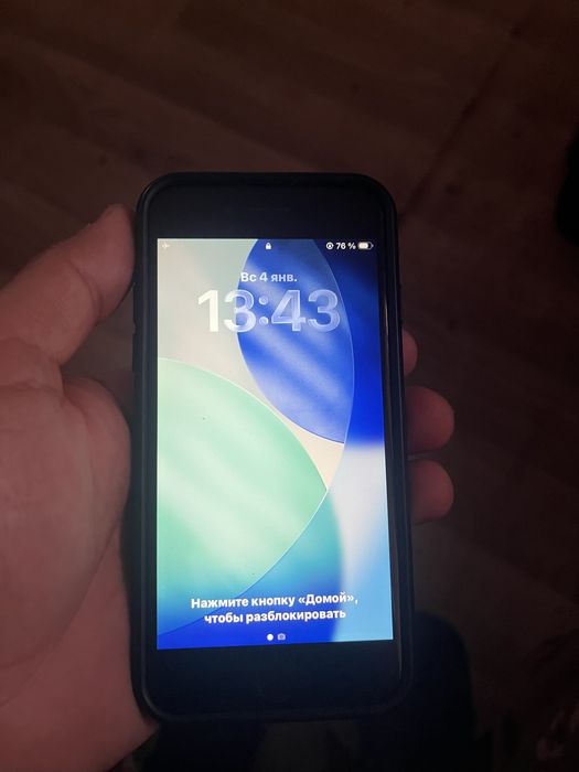 Айфон Се Қызыл тусте