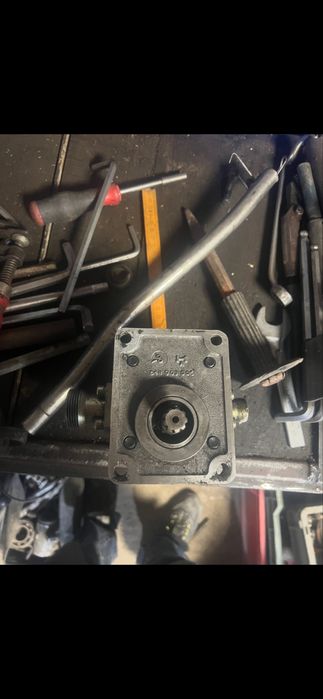 De vanzare diferite pompe hidraulice pentru utilaje sau excavatoare