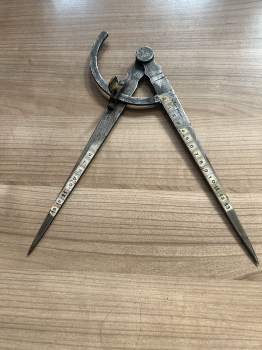 compas de trasaj și masurare vechi, din oțel, folosit în tâmplărie, lăcătușerie sau prelucrarea pielii.