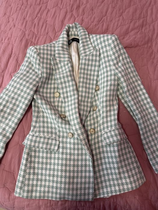 Сака Zara почти не обличани