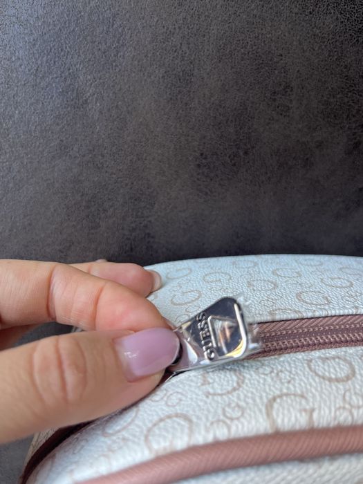 Нов козметичен куфар Guess