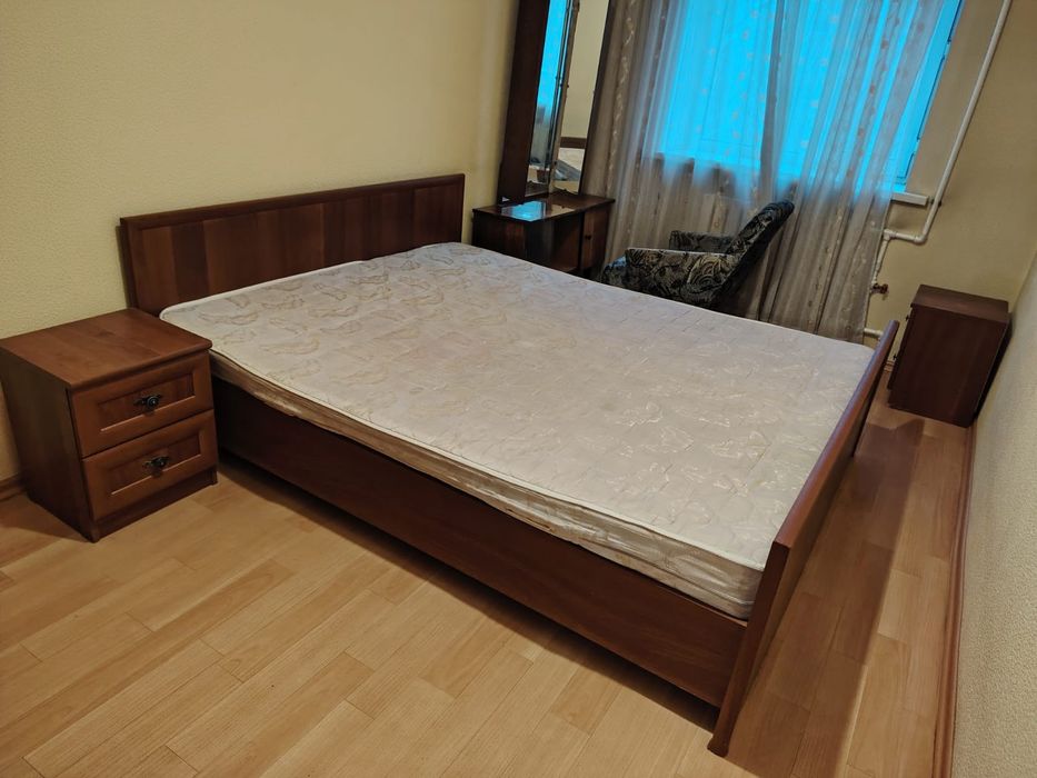 Продаю кровать, матрас, 2 тумбочки